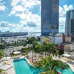 3013 Kaseya Center Apt For 4 People With Pool And Gym
