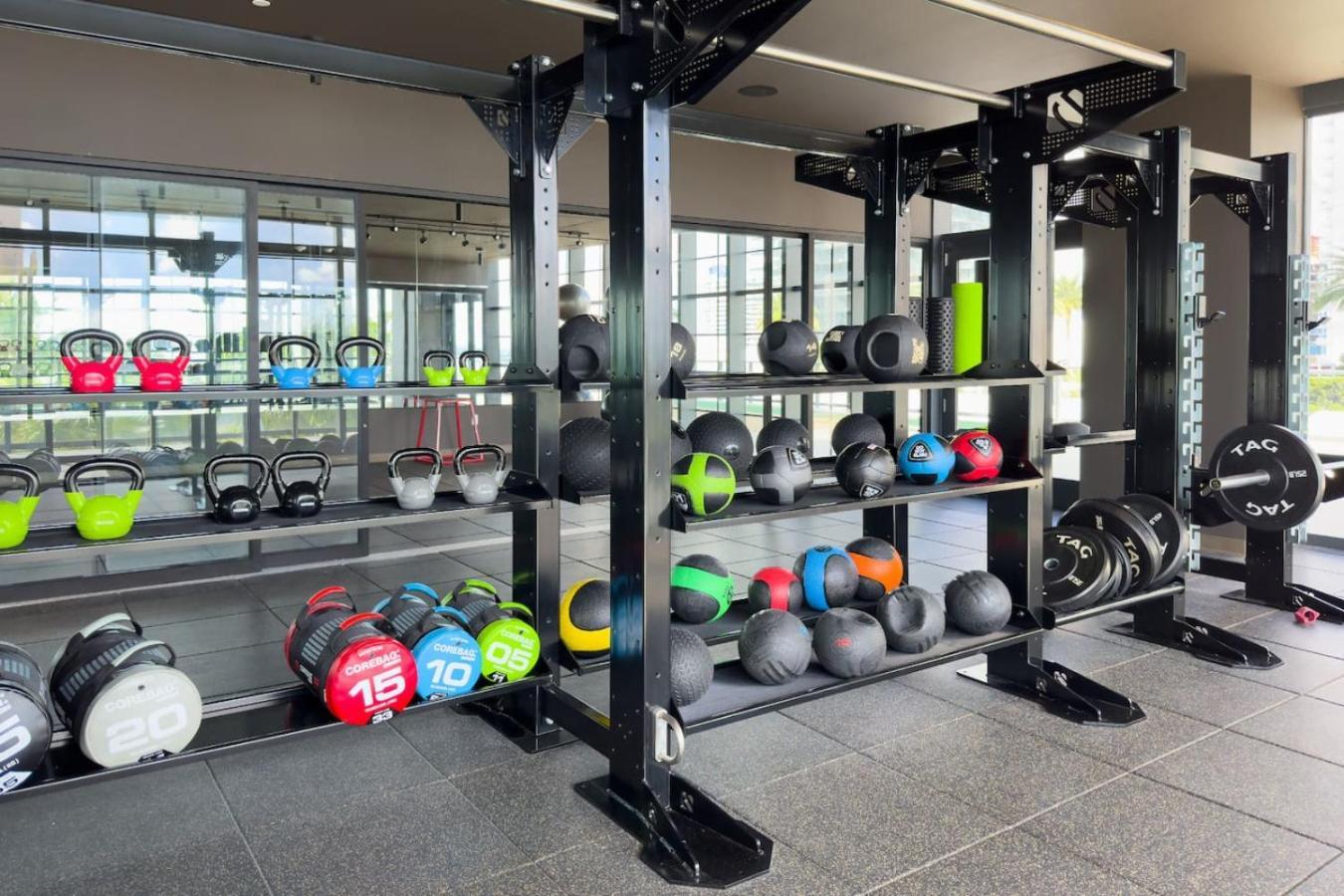 3013 Kaseya Center For 4 People With Pool And Gym